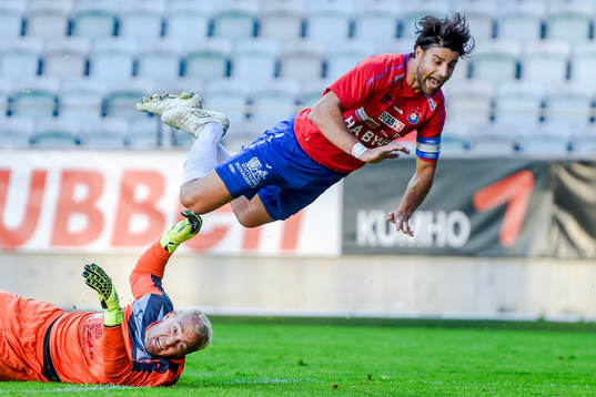Örgrytes George Mourad faller över Höllvikens målvakt