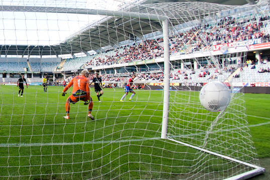 Örgrytes Daniel Paulson gör 1-1 bakom Höllvikens