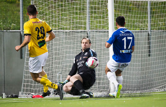 Trelleborgs målvakt Fredrik Persson och Ali Jasim och Lunds Faton Trstena