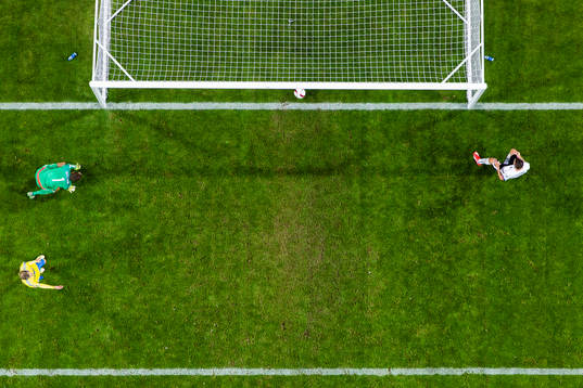 Sveriges målvakt Andreas Isaksson ser på när Österrikes Marek Harnik gör 4-0