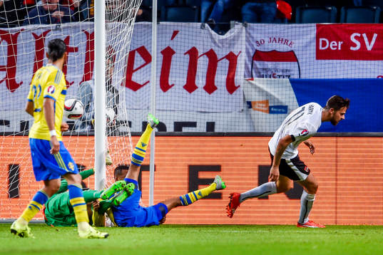 Österrikes Marek Harnik gör 0-2