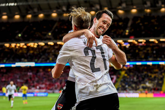 Österrikes Marc Janko och Christian Fuchs jublar efter Jankos 0-3-mål
