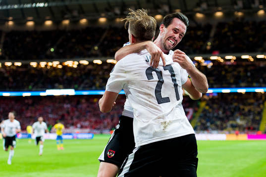 Österrikes Christian Fuchs kramar om Marc Janko efter att denne gjort 0-3 