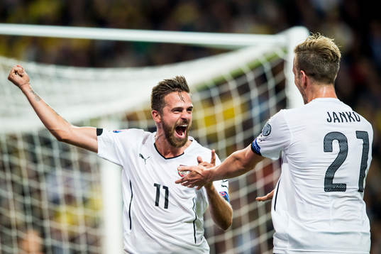 Österrikes Marek Harnik jublar efter 0-2