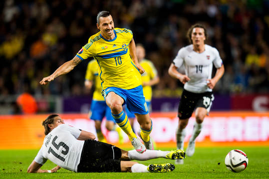 Österrikes Sebastian Prödl och Sveriges Zlatan Ibrahimovic