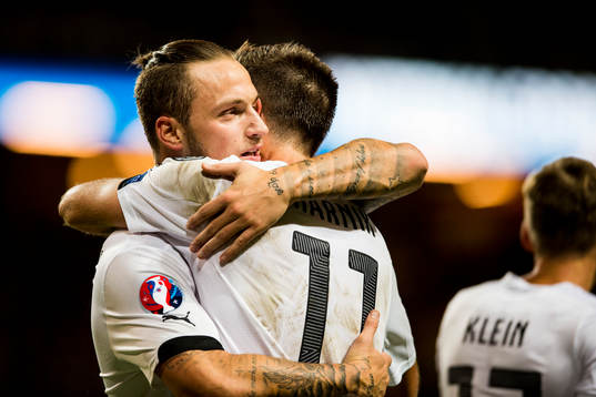 Österrikes Sebastian Prödl kramar om Marek Harnik efter 0-2 målet