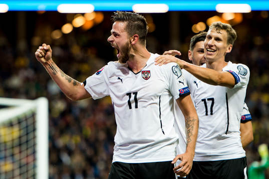 Österrikes Marek Harnik jublar efter sitt 0-2 mål