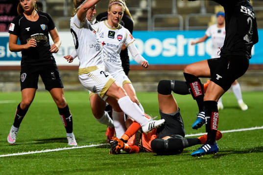 Göteborgs målvakt Fanny Lund landar olyckligt