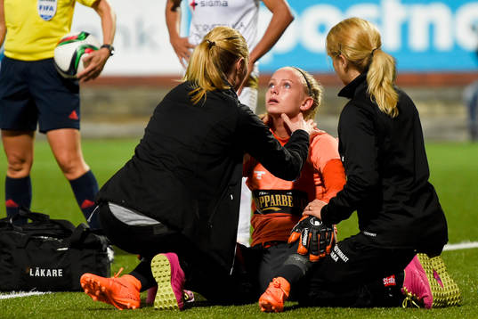 Göteborgs målvakt Fanny Lund landar olyckligt