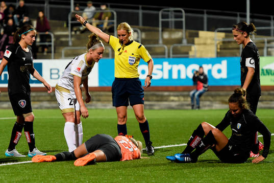 Göteborgs målvakt Fanny Lund landar olyckligt