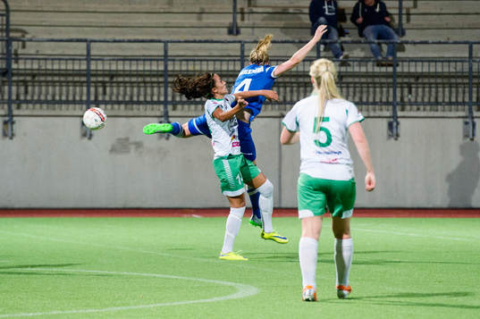 Eskilstunas Louise Quinn och Hammarbys Therese Persson i en