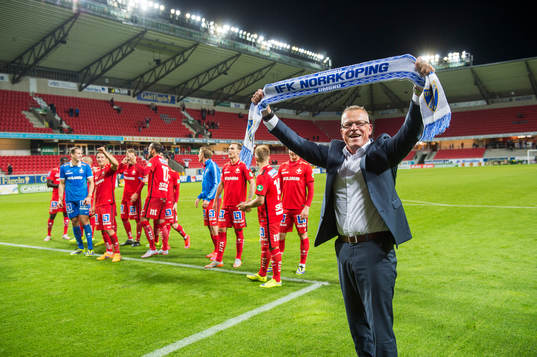 Norrköpings tränare Jan Andersson jublar  tillsammans med Norrköpingspelarna