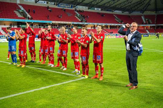 Norrköpings tränare Jan Andersson jublar  tillsammans med Norrköpingspelarna