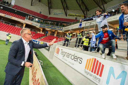 Norrköpings tränare Jan Andersson jublar  tillsammans med Norrköpingspelarna
