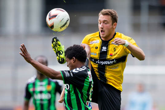 Frejs Adnan Círak och GAIS Luther Singh i kamp om bollen