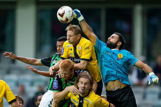 Frejs målvakt Marko Atanackovic når högst i kamp med GAIS Calle Svensson och Francisco Wagsley Rodrigues De Sousa