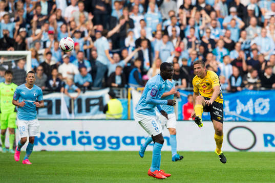 Elfsborgs Anders Svensson skjuter iväg bollen