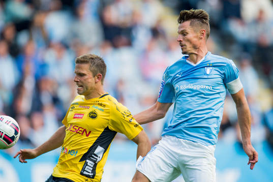 Elfsborgs Anders Svensson jagas av Malmö FFs Markus