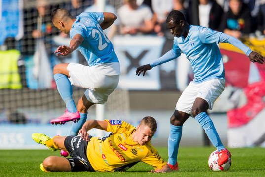 Elfsborgs Viktor Claesson i kamp om bollen med Malmö FFs