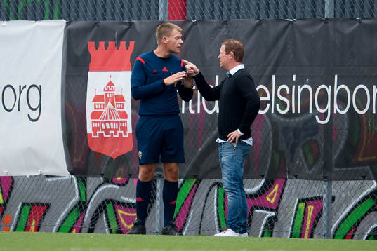 Domare Christoffer Södergren i diskussion med Högaborgs