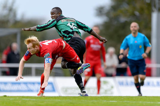 Utsiktens Robin Jonsson och Varbergs Nsima Peter
