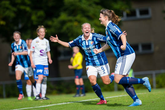 Djurgårdens Mia Jalkerud ser glad ut och firar 2-0 målet med målskytten Mikaela Uthas (h)