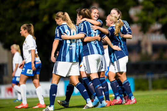 Djurgårdens spelare gratulerar en glad 2-0 målskytt Mikaela Uthas