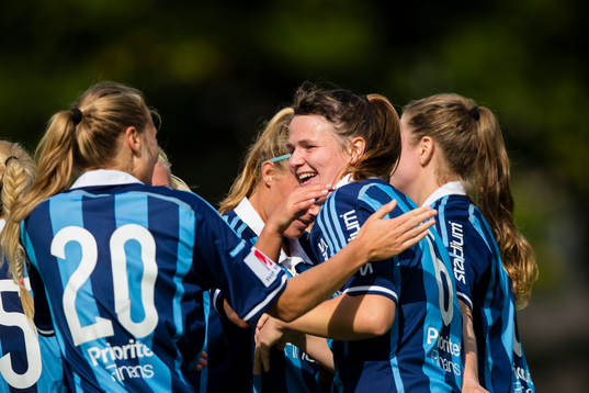Djurgårdens spelare gratulerar en glad 2-0 målskytt Mikaela Uthas