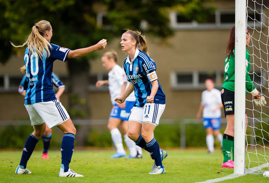 Djurgårdens Alexandra Höglund (h) gör 1-0 och gratuleras av Matilda Rosqvist (v)