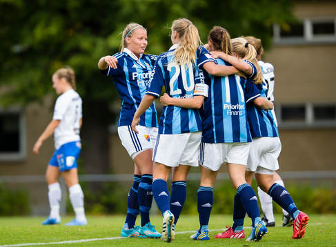 Djurgårdens Alexandra Höglund gör 1-0 och gratuleras av lagkamrater