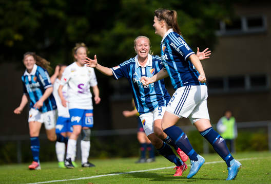 Djurgårdens Mia Jalkerud ser glad ut och firar 2-0 målet med målskytten Mikaela Uthas (h)