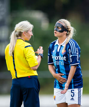 Djurgårdens Elin Borg diskuterar med Domare Sandra Werner efter att fått ett gult kort