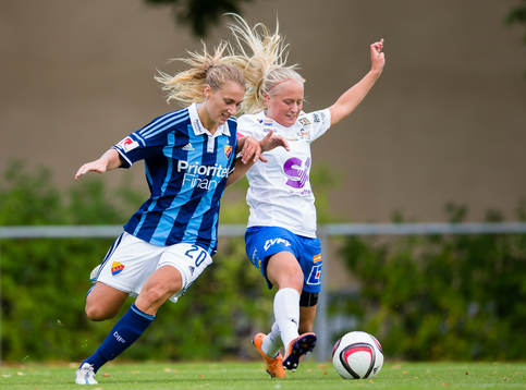 Djurgårdens Matilda Rosqvist i kamp med Sunnanås Frida Karlsson dy