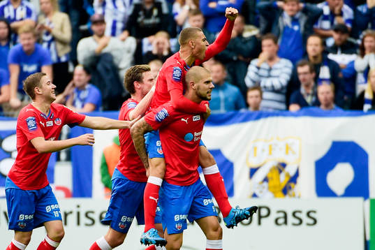 Helsingborgs Jordan Larsson på axlarna på målskytten Robin Simovic efter 1-0
