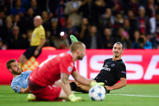 s Zlatan Ibrahimovic med en målchans mot Malmö FFs målvakt Johan Wiland under fotbollsmatchen i Champions League mellan Paris Saint Germain och Malmö FF den 15 september 2015 i Paris.