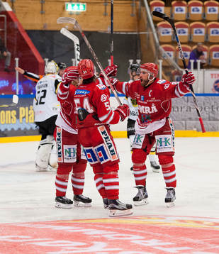 Timrås Jonathan Dahlen, Emil Berglund och Per Hallin jublar