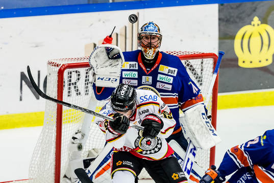 Luleås Jacob Lagace duckar och Växjös målvakt