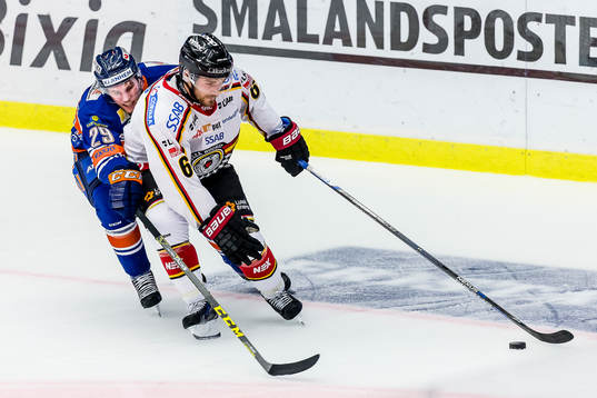 Växjös Robin Söderqvist jagar Luleås Craig Schira