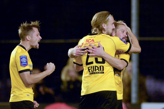 Frejs Joakim Runnemo jublar efter 1-1