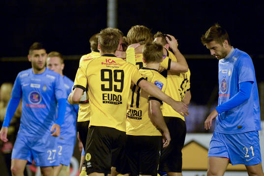 Frejs Joakim Runnemo jublar efter 1-1