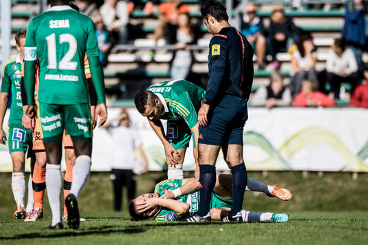 Ljungskiles Jonas Lindberg ligger skadad på planen