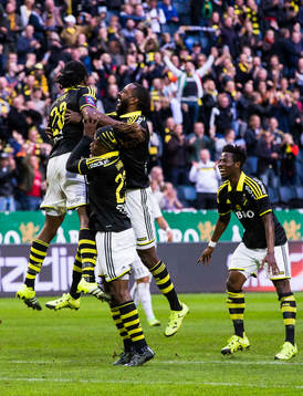 s Dickson Etuhu jublar tillsammans med Mohamed Bangura, Henok Goitom och Ebenezer Ofori efter att ha gjort 2-0 under fotbollsmatchen i Allsvenskan mellan AIK och Häcken den 19 september 2015 i Stockholm. 