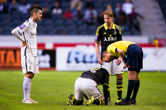 s Johan Blomberg ser på när domare Johan Hamlin talar med