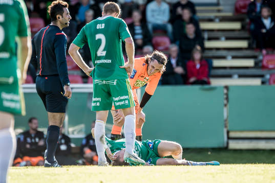 Ljungskiles Jonas Lindberg ligger skadad på planen och