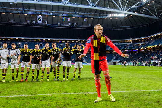 s målvakt Patrik Carlgren firar tillsammans med publiken efter fotbollsmatchen i Allsvenskan mellan AIK och Häcken den 19 september 2015 i Stockholm. 