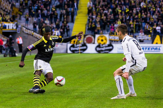 s Mohamed Bangura med ett inlägg förbi Häckens Ivo