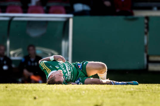 Ljungskiles Jonas Lindberg ligger skadad på planen