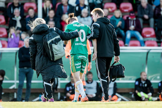 Ljungskiles Jonas Lindberg leds  skadad av planen