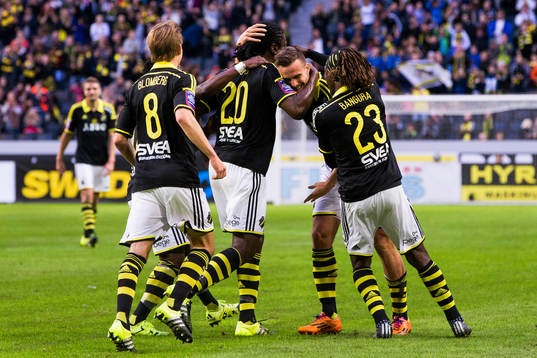 s Fredrik Brustad jublar tillsammans med Johan Blomberg, Dickson Etuhu och Mohamed Bangura efter att ha gjort 1-0 för AIK under fotbollsmatchen i Allsvenskan mellan AIK och Häcken den 19 september 2015 i Stockholm. 