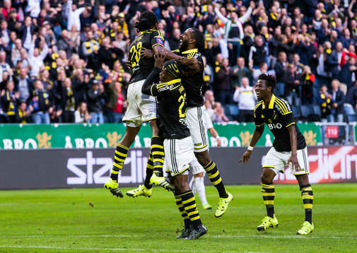 s Dickson Etuhu jublar tillsammans med Mohamed Bangura, Henok Goitom och Ebenezer Ofori efter att ha gjort 2-0 under fotbollsmatchen i Allsvenskan mellan AIK och Häcken den 19 september 2015 i Stockholm. 